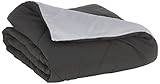 Amazon Basics Wende-Steppdecke, Mikrofaser, 140X200cm, Grau/Schwarz