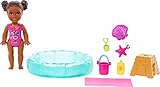​Barbie Kleine Puppe und Zubehör, Babysitters Inc. Kleinkind-Puppen-Set mit Pool und 5...