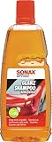SONAX GlanzShampoo Konzentrat (1 Liter) durchdringt und löstr Schmutz gründlich, ohne...