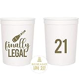 Finally Legal Partybecher zum 21. Geburtstag und 2,5 cm Knopf mit der Aufschrift Buy Me a...