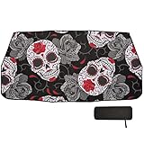 Nahtloser Gothic-Zuckerschädel mit roten Rosen, graue Rosen, Dornen,...